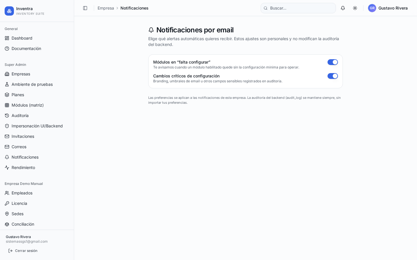 Preferencias de notificación: correo, in-app y resumen diario.